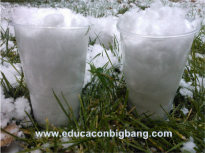 vasos con nieve fresca